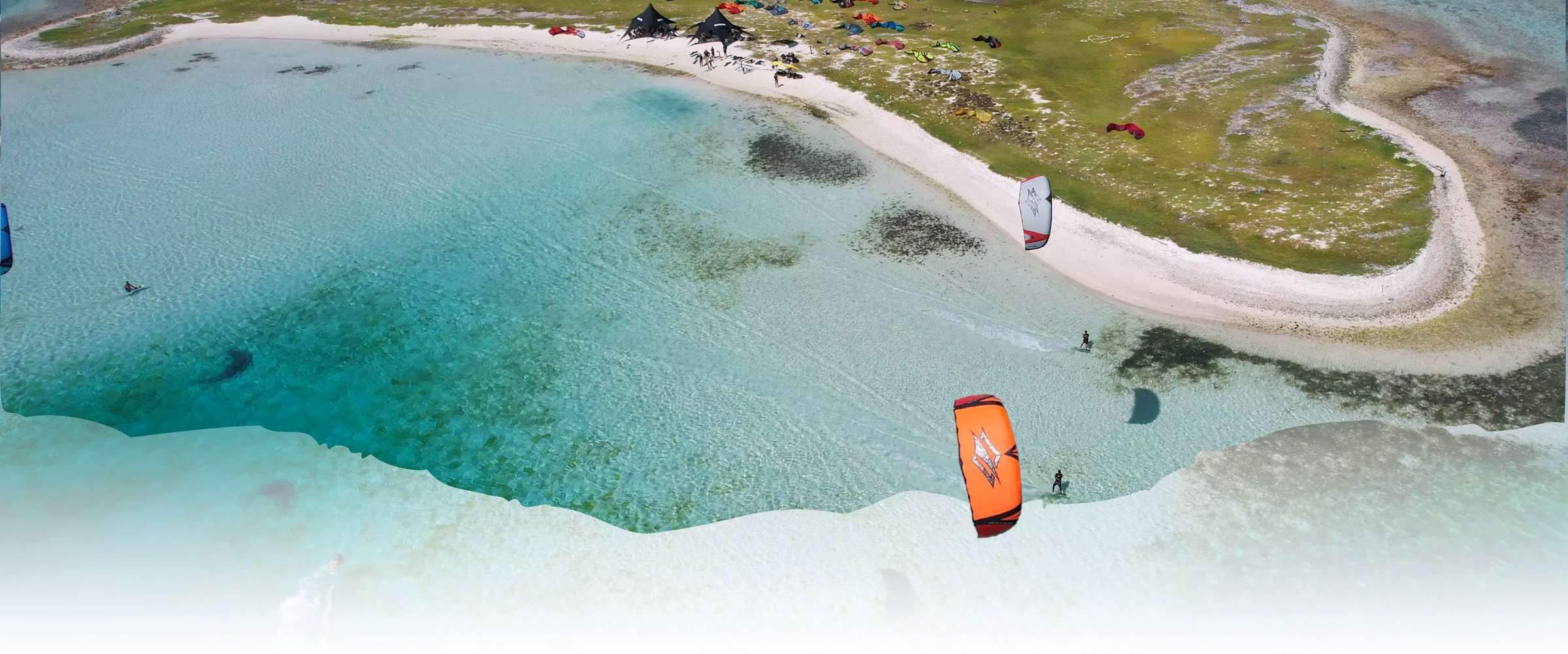 Arquipélago de Los Roques visto de cima, com kitesurfistas nas águas turquesa